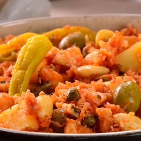 Bacalao preparado a la vizcaína con chiles güeros, aceitunas y papas