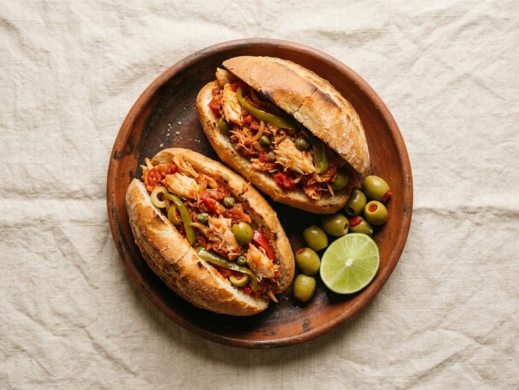Torta de bacalao a la vizcaína en telera